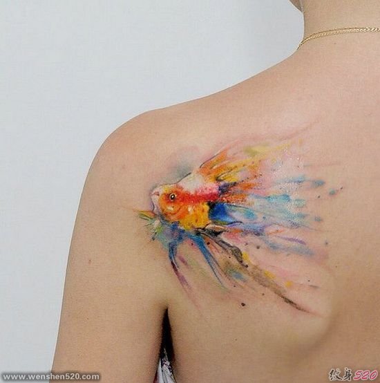 美丽女孩背上漂亮的水彩纹身图案