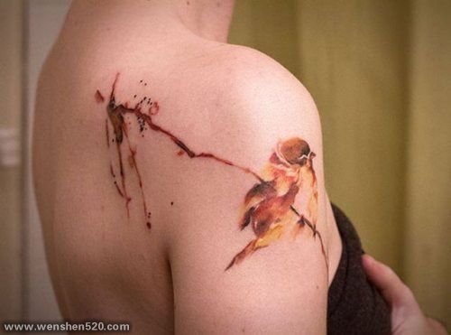 美丽女孩背上漂亮的水彩纹身图案