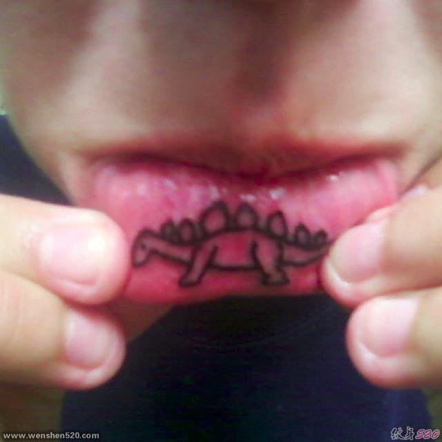 下嘴唇简单个性线条纹身花体英文字单词纹身图案