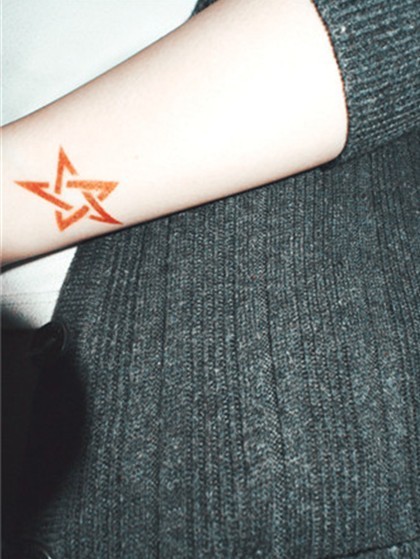 女性手臂红色五角星时尚独特刺青