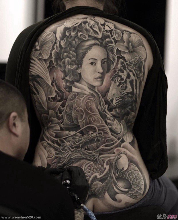 男人日本风格纹身龙头和艺伎纹身图片