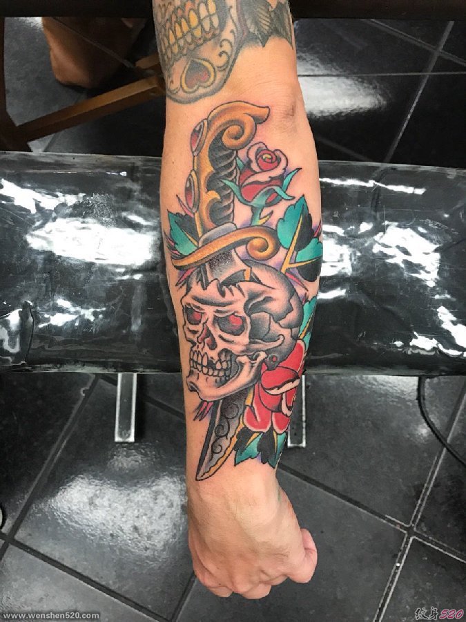 男性手臂传统彩色纹身玫瑰花和骷髅头匕首纹身图片