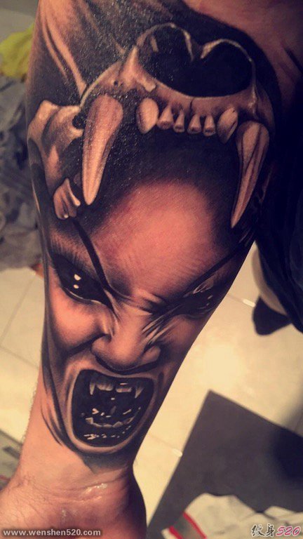 手前臂上黑灰色恐怖的邪恶的女人图案纹身