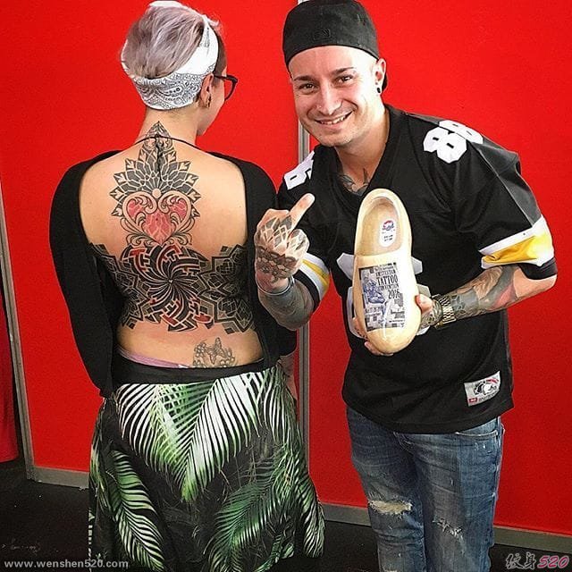 手臂上彩色几何点刺纹身曼陀罗图案纹身