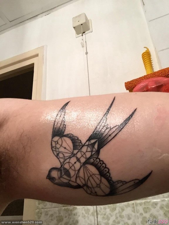 手大臂上的几何风格黑色燕子纹身