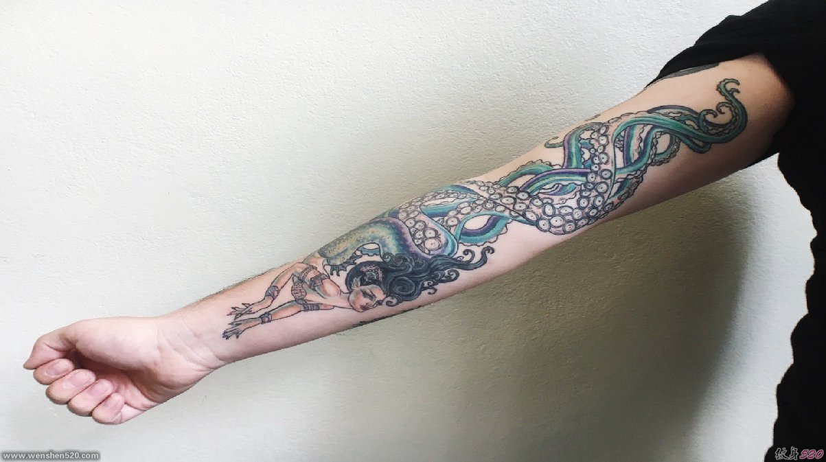 花臂上的美人身章鱼尾纹身图片