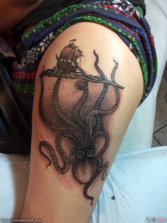 大腿上的黑灰色大章鱼怪和帆船纹身图片