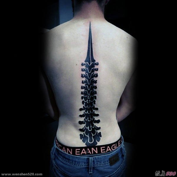 20款男性背部脊椎骨上的纹身图案欣赏