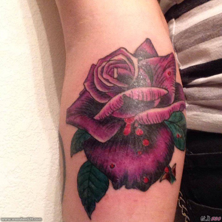 手前臂上漂亮的紫色在玫瑰花纹身