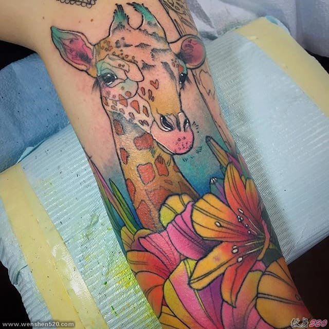 五颜六色的可爱动物图案纹身水彩风格