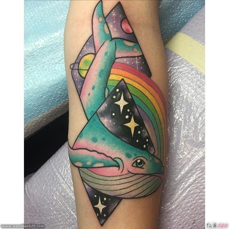 手臂彩色纹身鲸鱼纹身星球纹身彩虹几何纹身图片