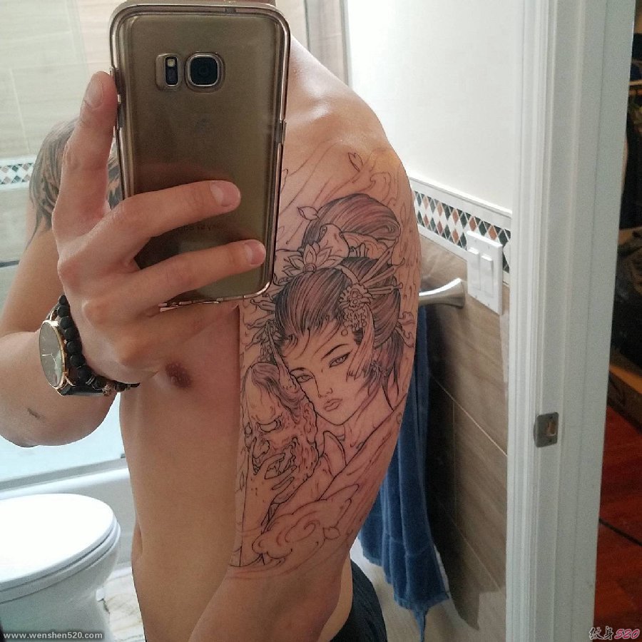 男性黑色日本风格纹身线条手臂艺妓纹身图片