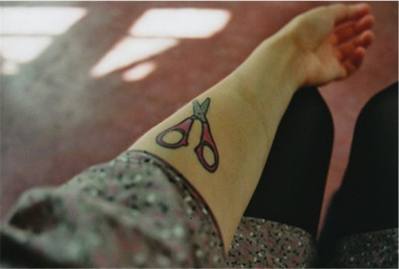 女性手臂彩色剪刀创意刺青