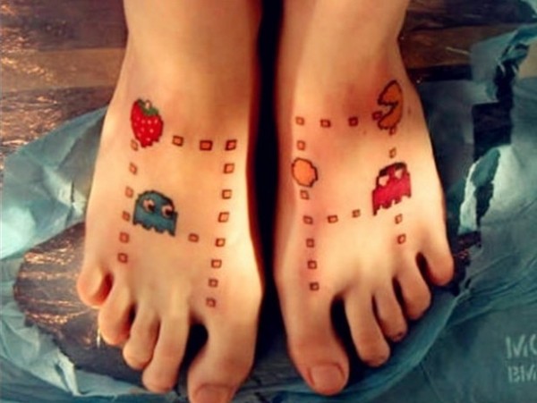 女性脚部彩色卡通草莓可爱萌刺青