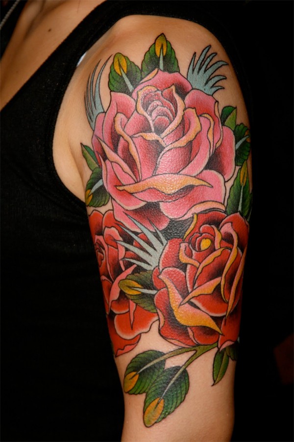 手臂上漂亮的一大簇鲜花纹身