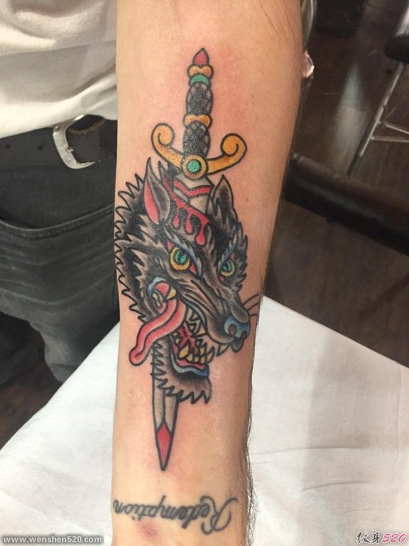 小臂上的传统风格狼和匕首图案纹身