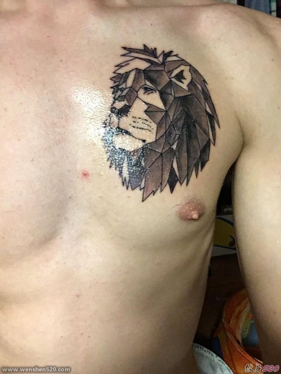 男性左侧胸部上的帅气黑灰色几何风格狮子纹身