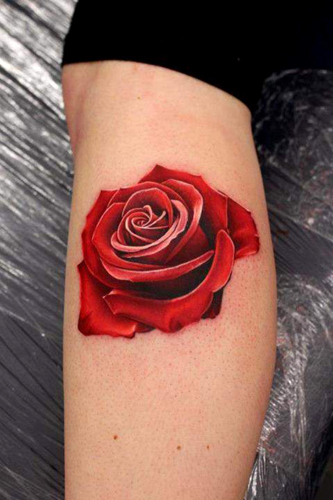 女性脚部红色的玫瑰纹身