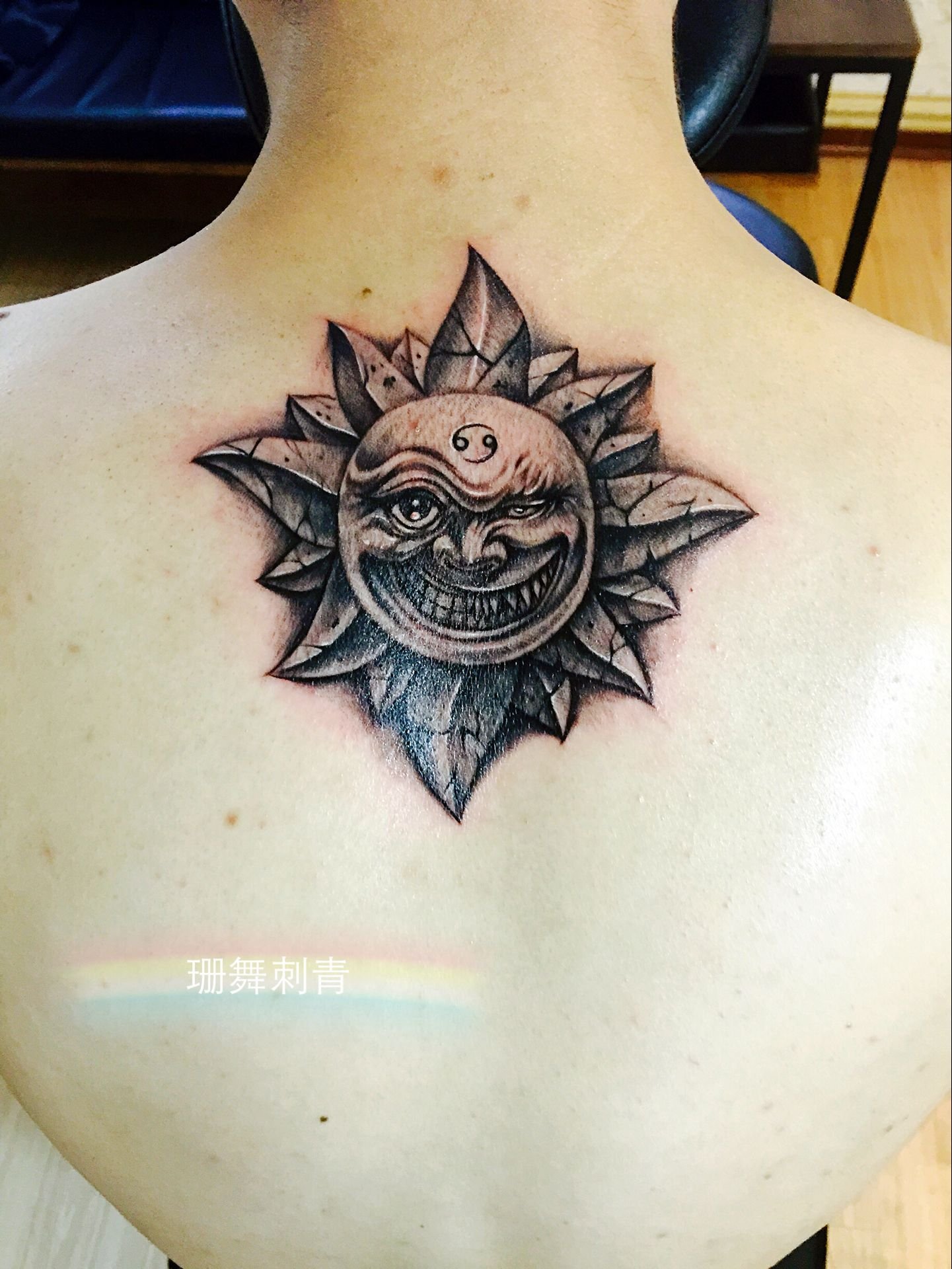欧美纹身，太阳，星座纹身，后背，石裂效果