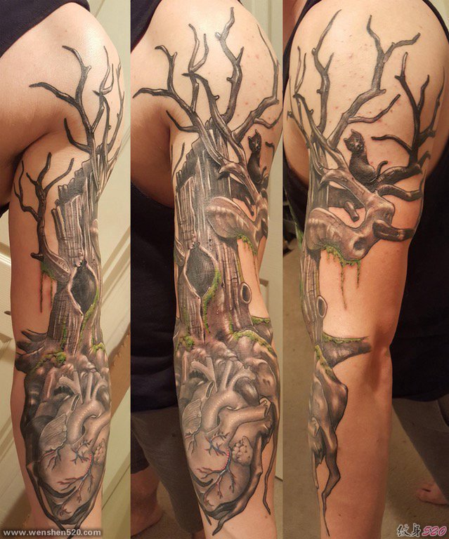 男性手臂上黑灰色机械心脏纹身和树纹身图片