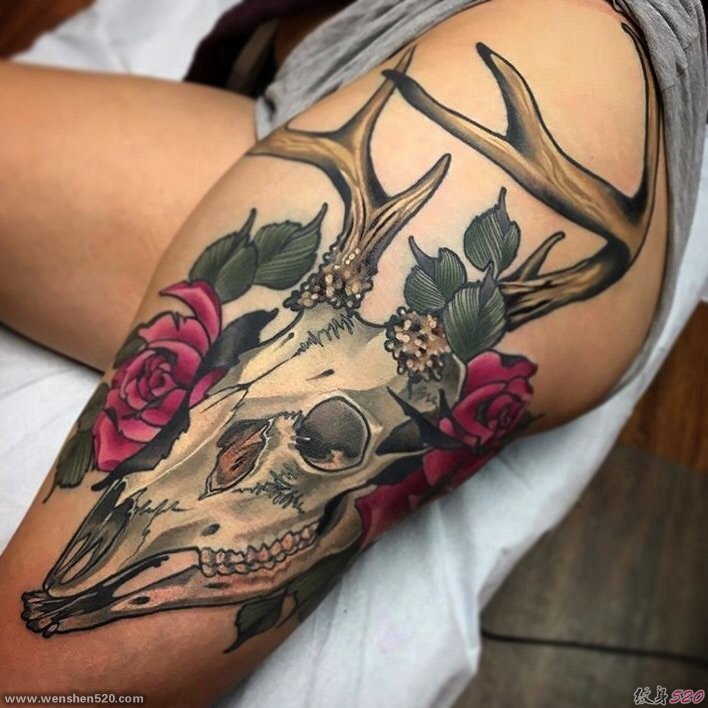 大腿上性感的彩色纹身小花朵和头骨鹿头纹身图片