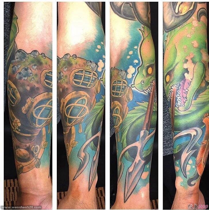 彩色时尚花臂纹身潜水员和鳗鱼和海神三叉戟纹身图片