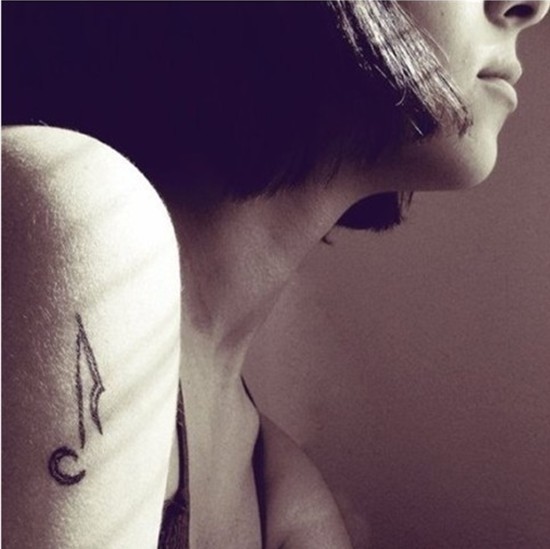 女性手臂黑色音符独特漂亮刺青