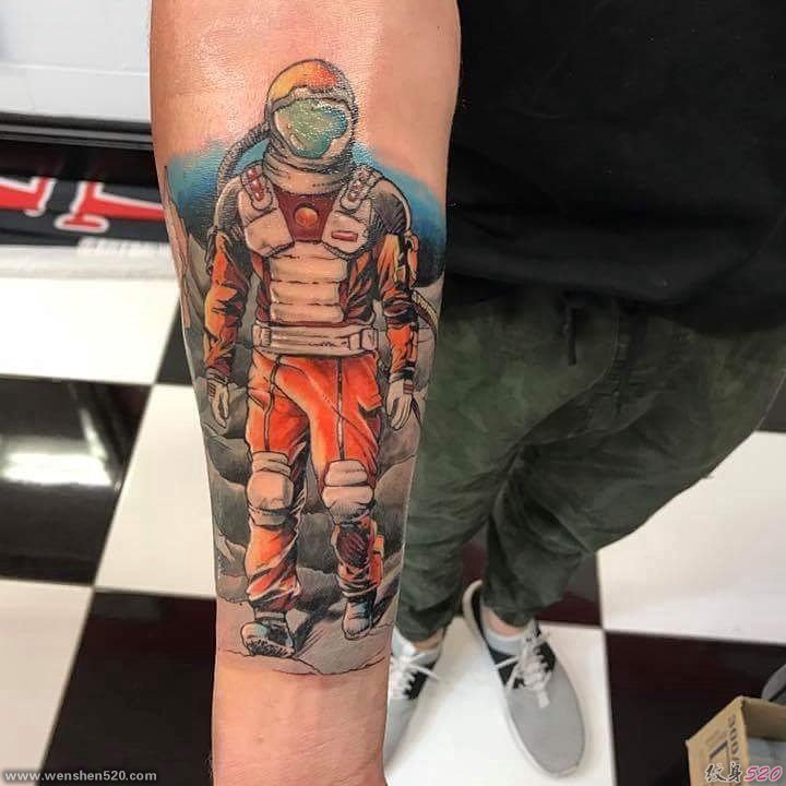 小臂上的彩色太空人纹身图片