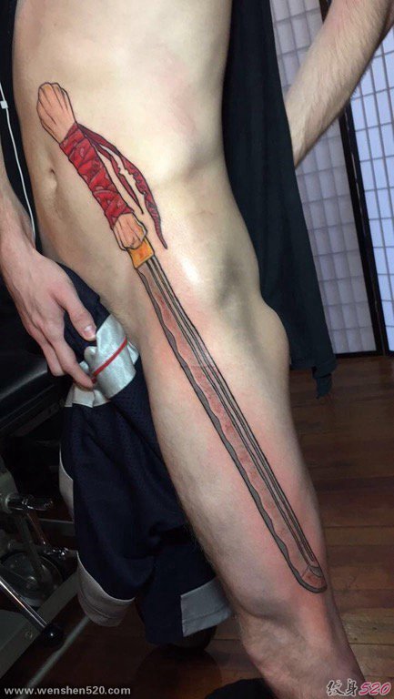 男子侧身上一把霸气的长剑纹身图片