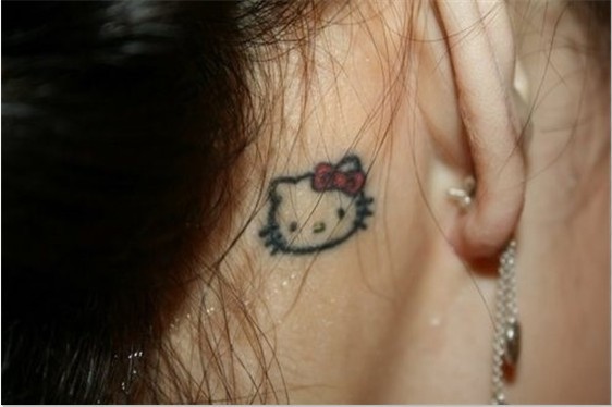 女性耳根后彩色KITTY猫可爱刺青