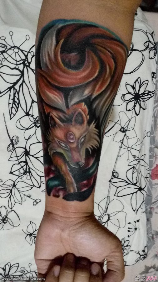 小臂上漂亮的彩色狐狸图案纹身图片