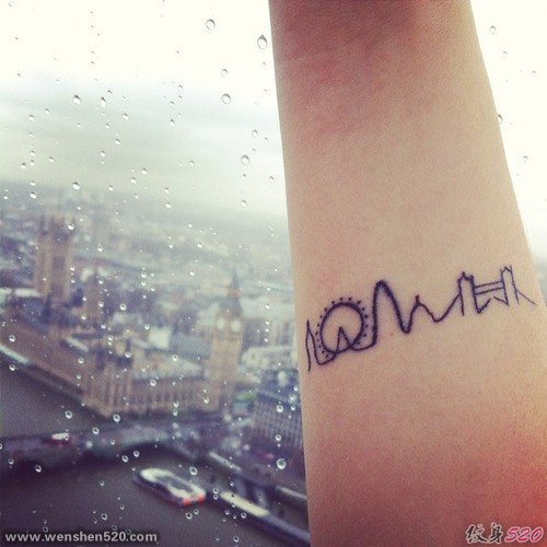 描绘城市标志建筑天际线的纹身图案