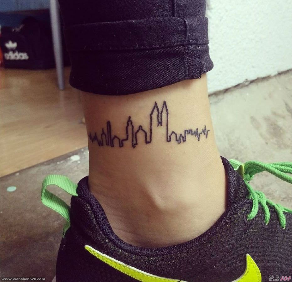 描绘城市标志建筑天际线的纹身图案