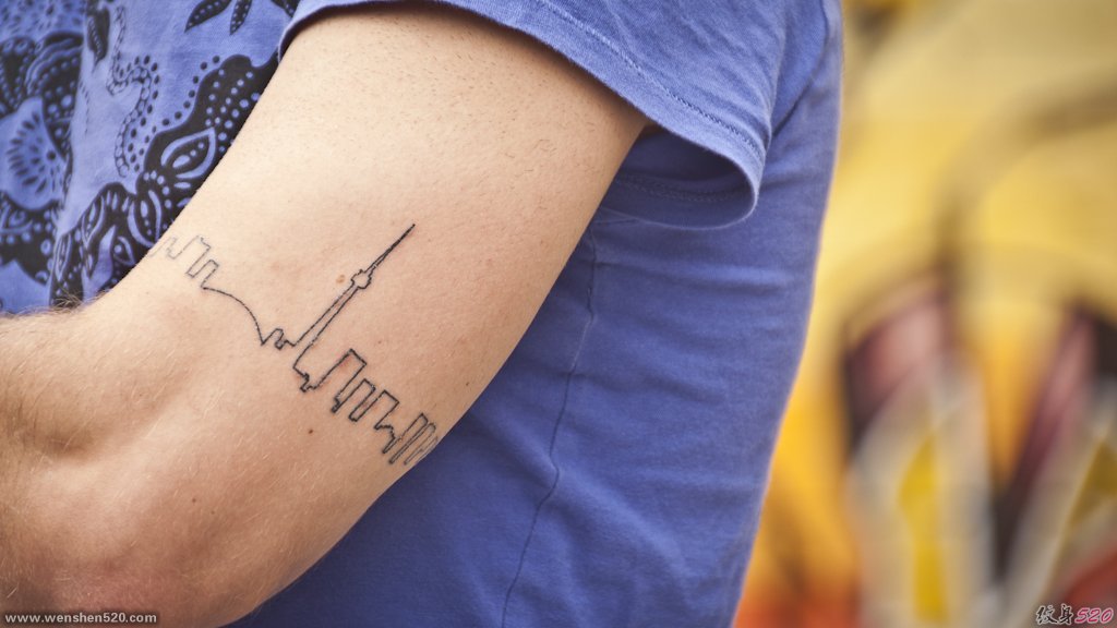 描绘城市标志建筑天际线的纹身图案