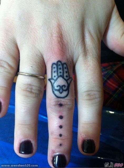 一组女孩子喜欢的法蒂玛之手纹身图案欣赏