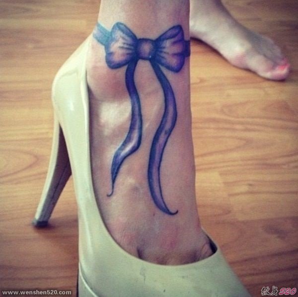 女孩足部或腿部上女神纹身小清新纹身蝴蝶结图案