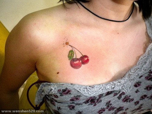 女性身上看起来是如此可口的水果樱桃纹身图案