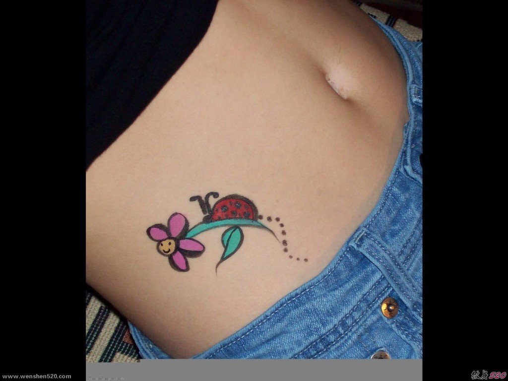 女孩就喜欢这样清新可爱的小瓢虫纹身图案