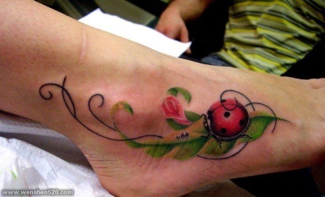 女孩就喜欢这样清新可爱的小瓢虫纹身图案