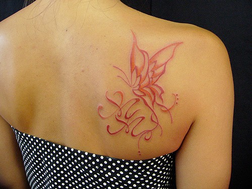 女性肩部很漂亮的蝴蝶图腾纹身