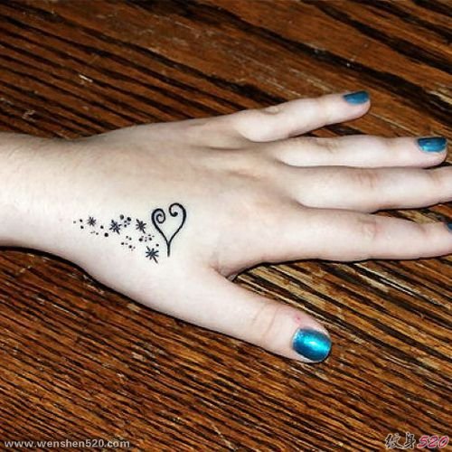 女孩身上代表着恋爱的心形爱意纹身图案