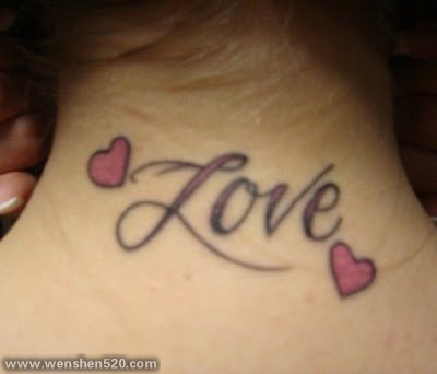 女孩身上代表着恋爱的心形爱意纹身图案