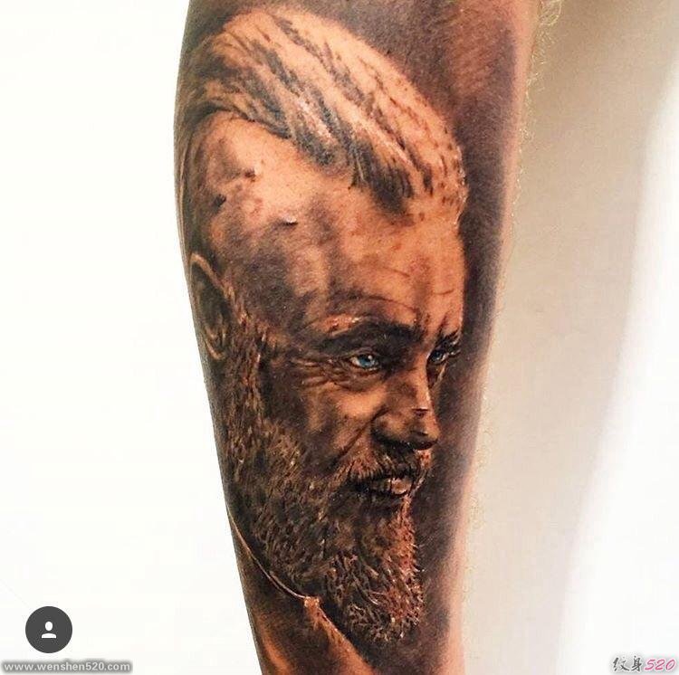 小腿上的影视明星Ragnar Lothbrok肖像图案纹身