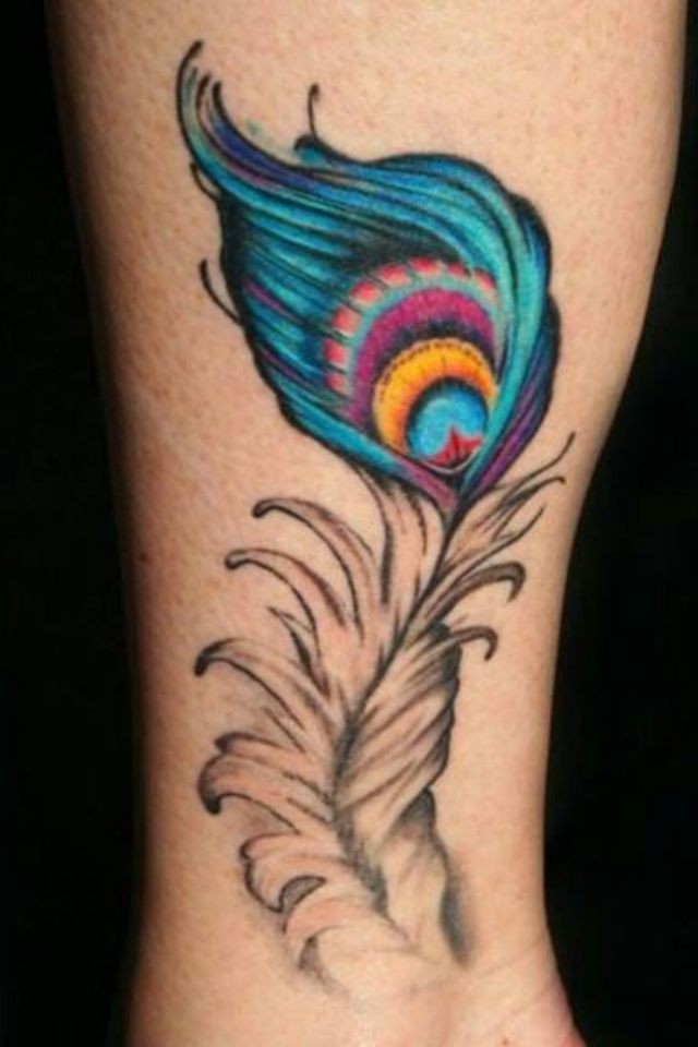 手臂上漂亮的孔雀羽毛纹身
