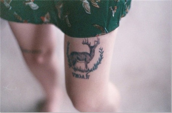 女性腿部小鹿可爱动物刺青