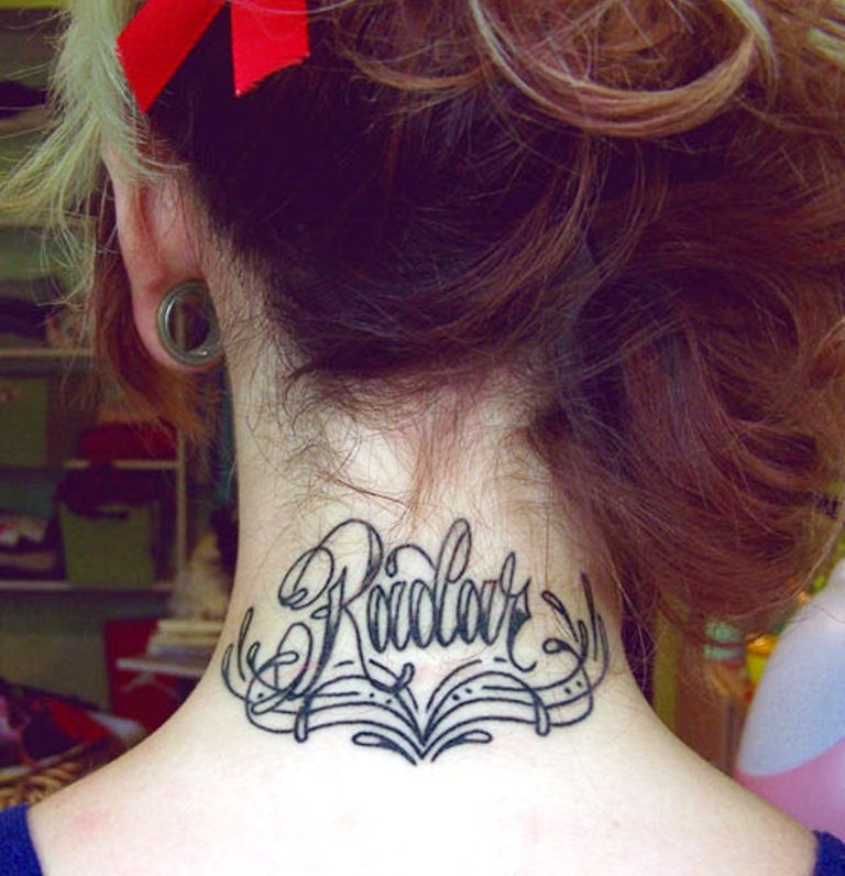 女性颈部漂亮的英文纹身