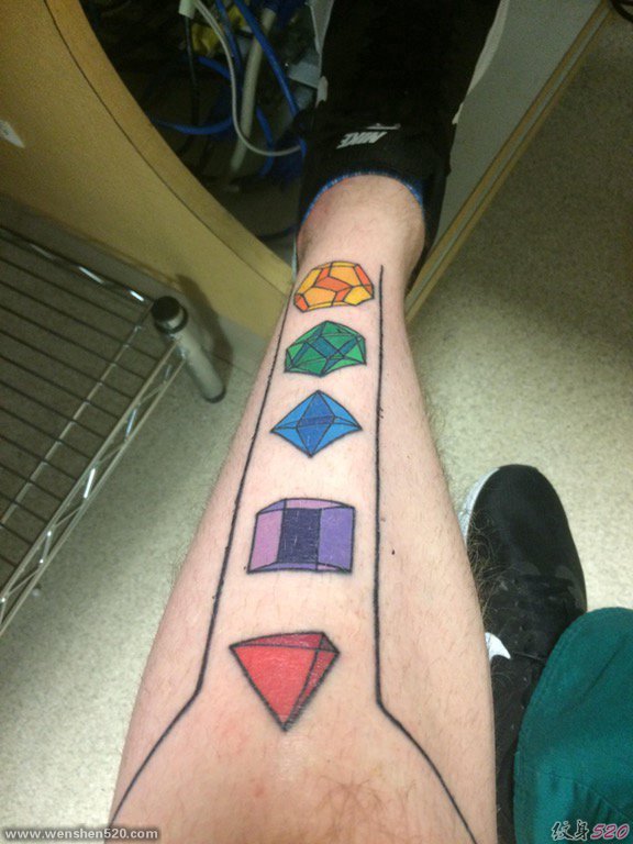 小腿上的个性的多种颜色的几何立体图形纹身
