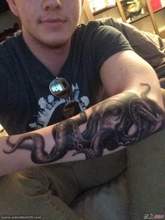 男性左手臂黑色章鱼纹身动物图片