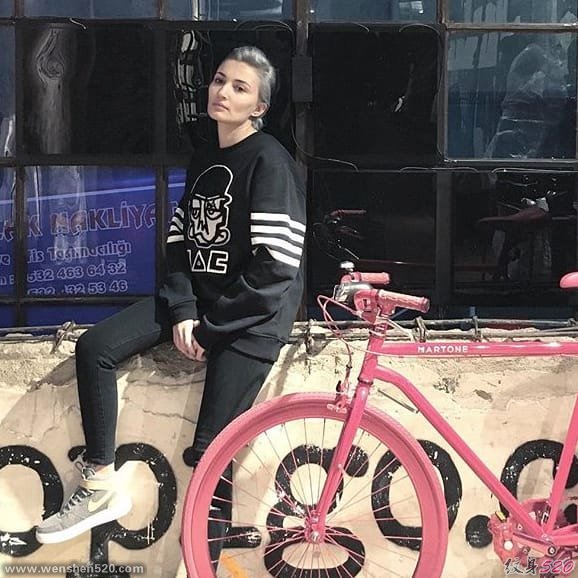 手臂上彩色纹身圆形图案风景纹身图案