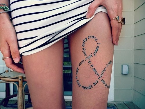 女性腿部超有个性的英文图腾纹身